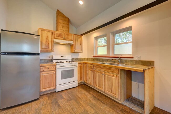 Photo - 393 N Laurel St