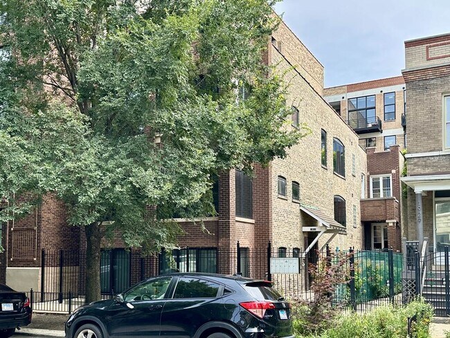 Building Photo - 1933 N Fairfield Ave Unit J05P Rental