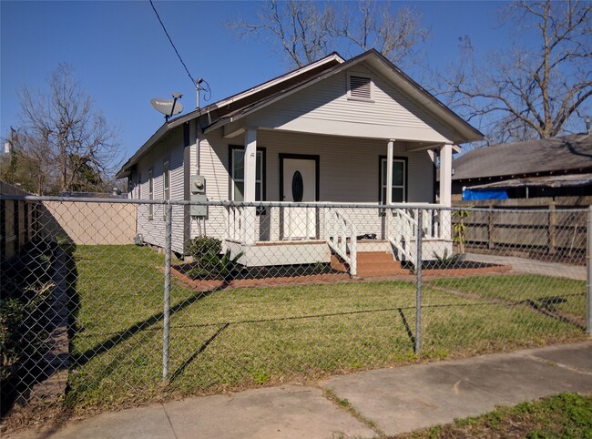 Building Photo - 218 E Wright Ave Rental