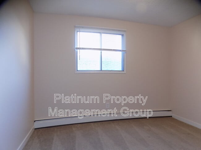 Photo - 322-326 6 Ave NE