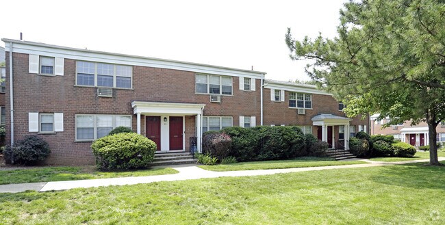 Photo - Summit Manor