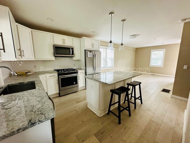 Building Photo - 190 49th St