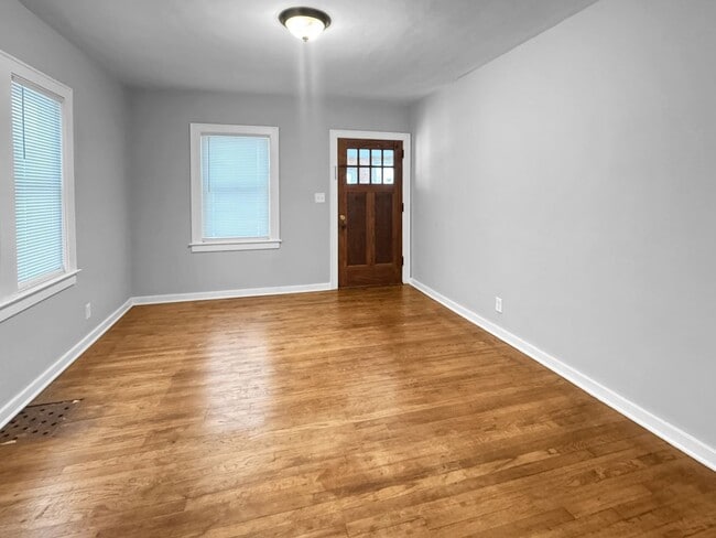 Photo - 857 Lyon St NE