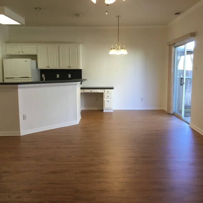 Escritorio empotrado - 2909 Whisper Oaks Ln