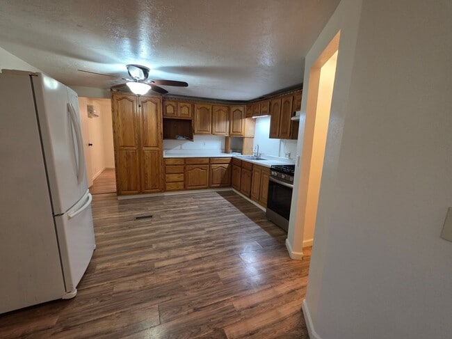 Photo - 2260 E Hearne Ave