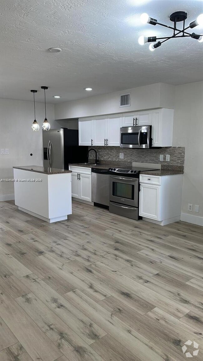 Building Photo - 758 NE 13th Ct Unit 6 Rental