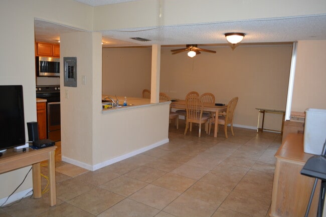 Photo - 973 Whitman Dr