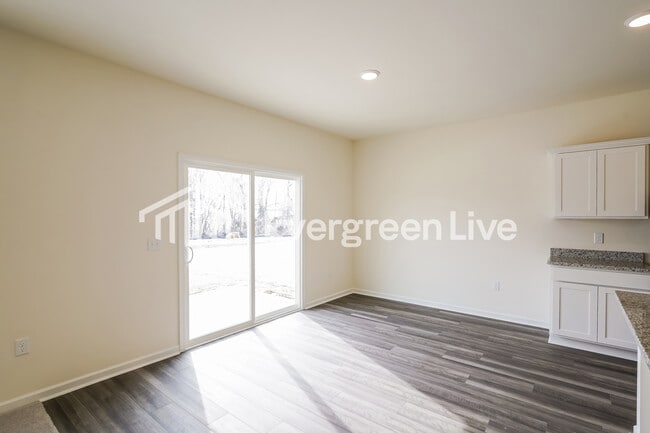 Photo - 153 Snowdrop Ave