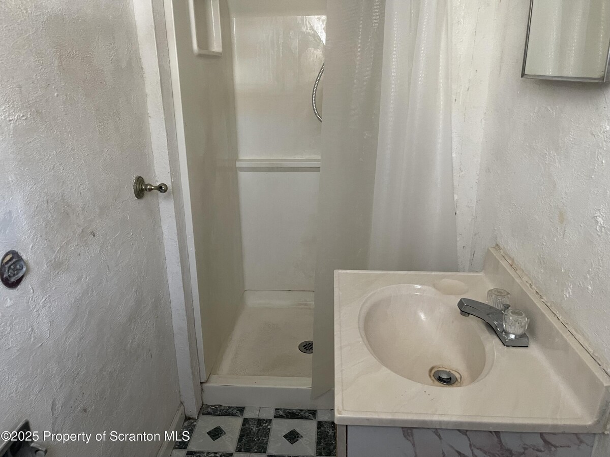 Photo - 857 Throop St