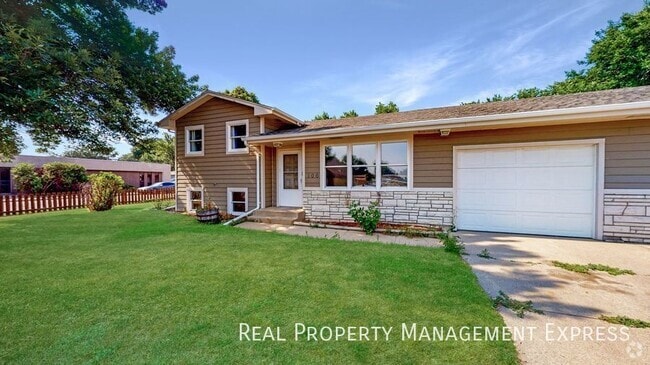 Building Photo - 3 Bed 2 Bath Duplex w/ Attached Garage Rental