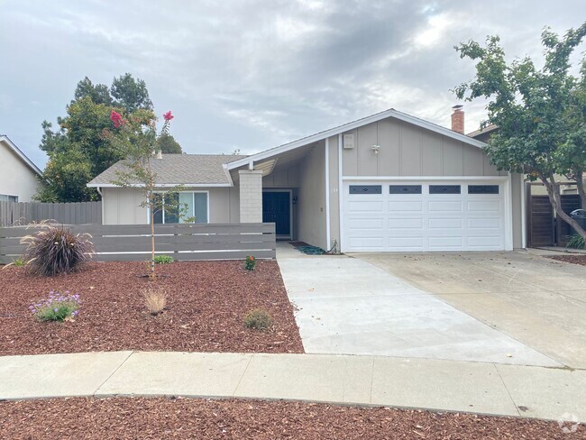 Building Photo - Remodeled 3 Bedroom 2 Bath Home in the Los...