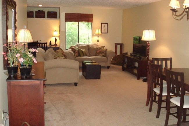 Sala de estar y comedor - 1571 W Pond Dr Unidad #24
