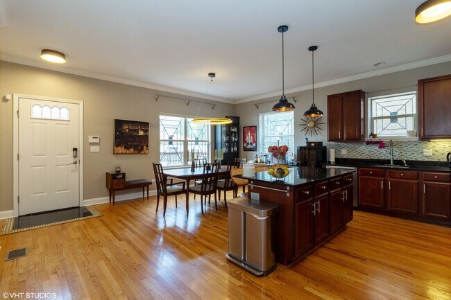 Photo - 2042 W Warren Blvd