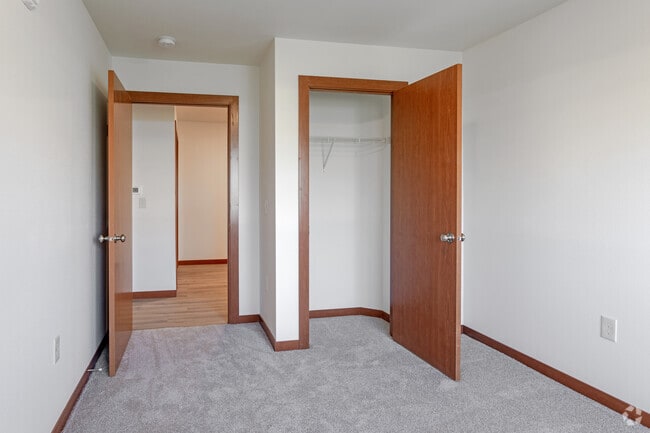 2BR, 1BA - 957SF - Westfield Apartments