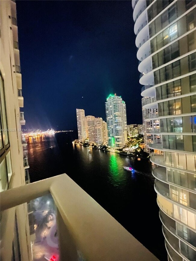 Photo - 300 S Biscayne Blvd Unit T1404
