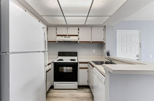 Building Photo - ONE BEDROOM ONE BATHROOM!! WATERFRONT COMMUNITY Unit 110