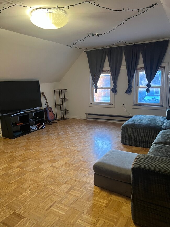 Photo - 211 Ontario St