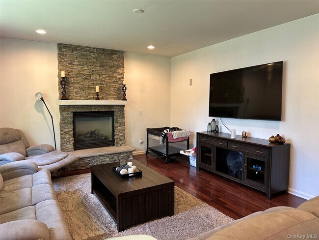 Photo - 633 Creekside Ln