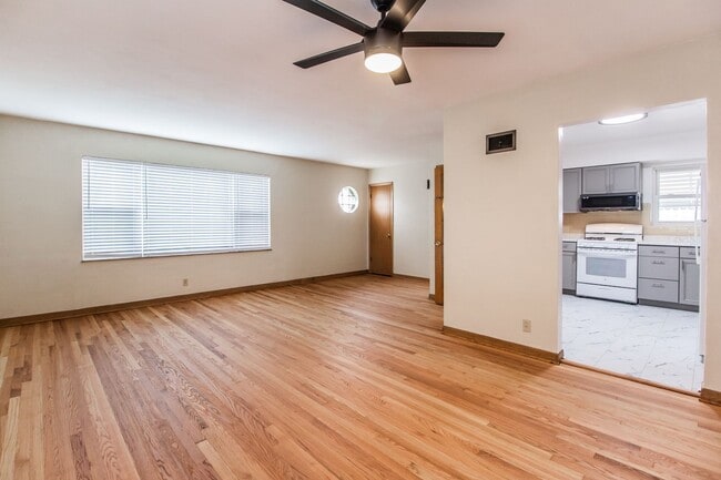 Building Photo - 5005 Winona Ave Unit A