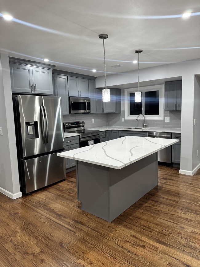 Building Photo - 3103 Falcon Ave Unit 3 Bedroom Apartment