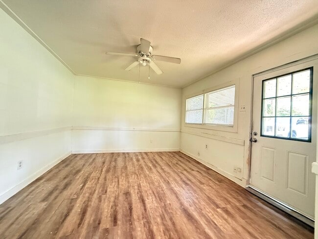 Photo - 208 Moss St