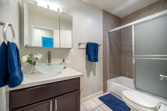 1BR, 1BA - 750SF - Bathroom