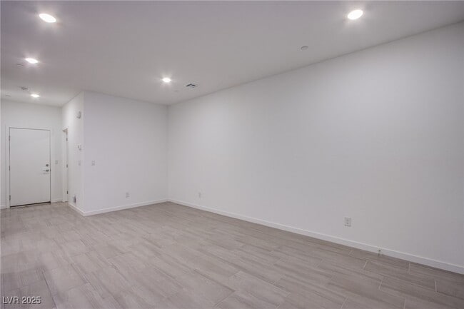 Building Photo - 139 Aqua Cmns