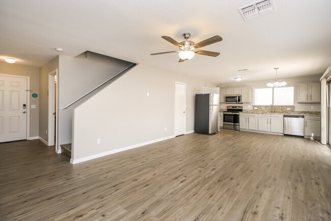 Photo - 650 E Woodsman Pl