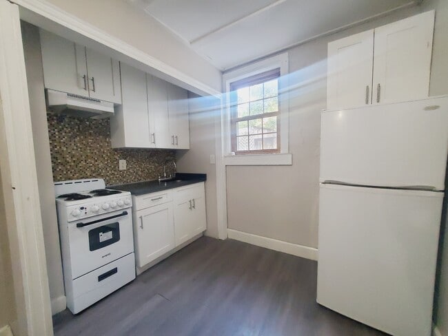 Building Photo - 79 E 25th St Unit 1L