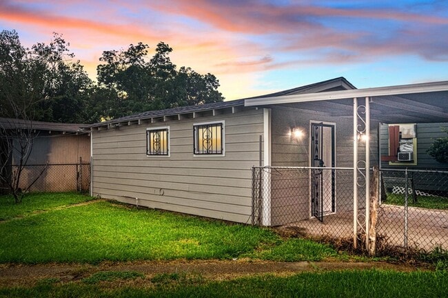 Building Photo - 5519 Chapman St Unit 2 Rental