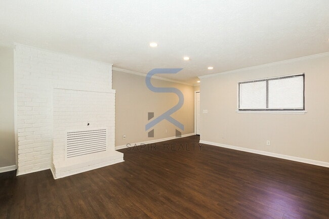 Photo - Move in before December 15th and choose your reward: a $250 Amazon Gift Card or a 55" Smart TV! Unidad 8