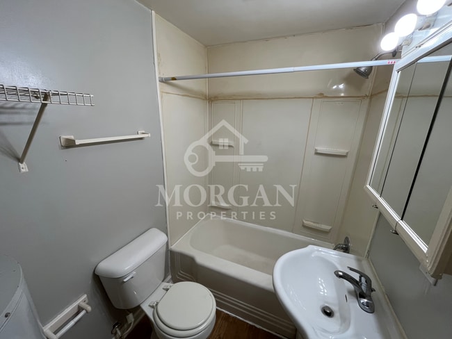 Photo - 830 E 7th St