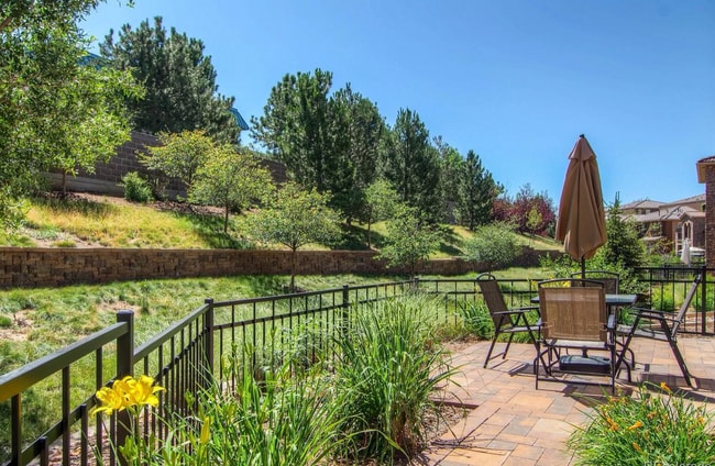 Building Photo - Main level living with large private outdoor space!