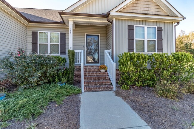 Photo - Immaculate 3 BR | 2 BA Ranch Home in Golds...