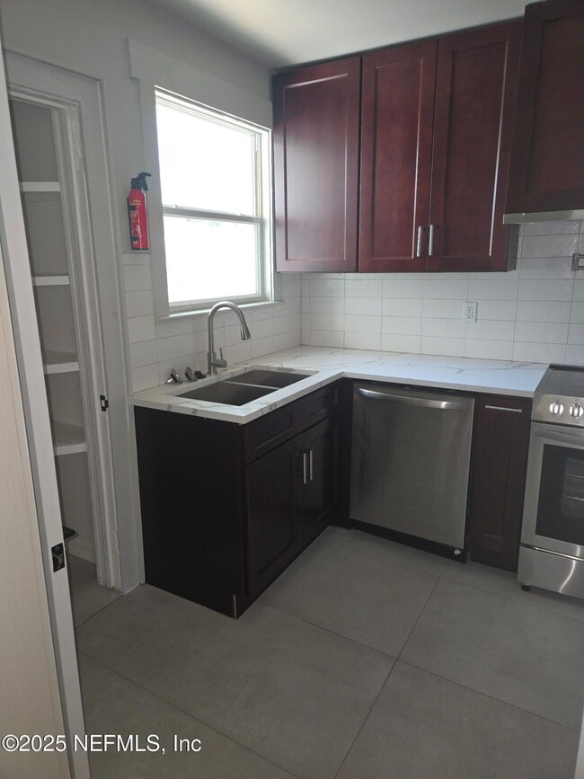 Photo - 537 W 17th St