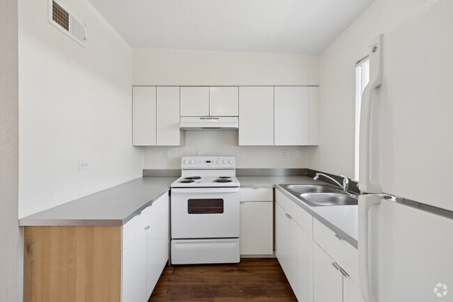 2BR, 2BA - 851SF - Kitchen