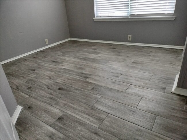 Building Photo - 14930 Sugarhollow Dr