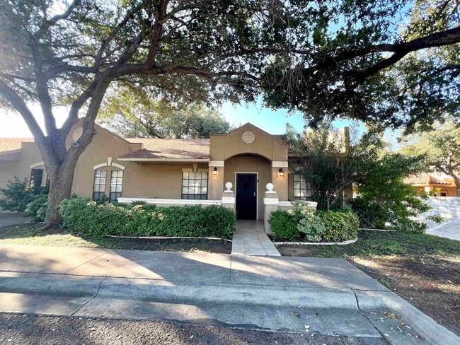 Photo - 601 St James Dr Unit 2