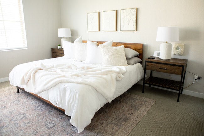 Master with King Size Bed - 155 N Lakeview Blvd Unit 226