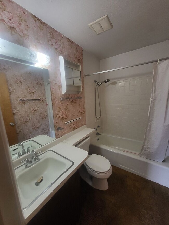 Photo - NE UPTOWN WINROCK CONDO 2/BD 2/BA - UTILITIES INCLUDED