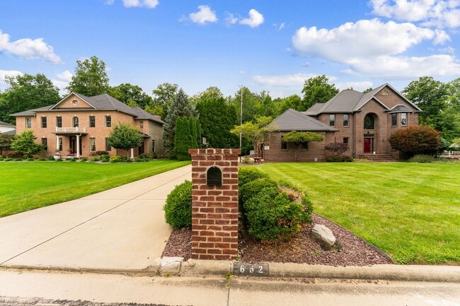 Photo - 652 Saddlebrook Dr