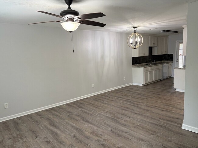 Photo - 2052 Darnell Cir