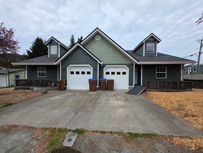 Photo - Large 3 bedroom 2 bath duplex. 1520 sq ft, vaulted ceilings