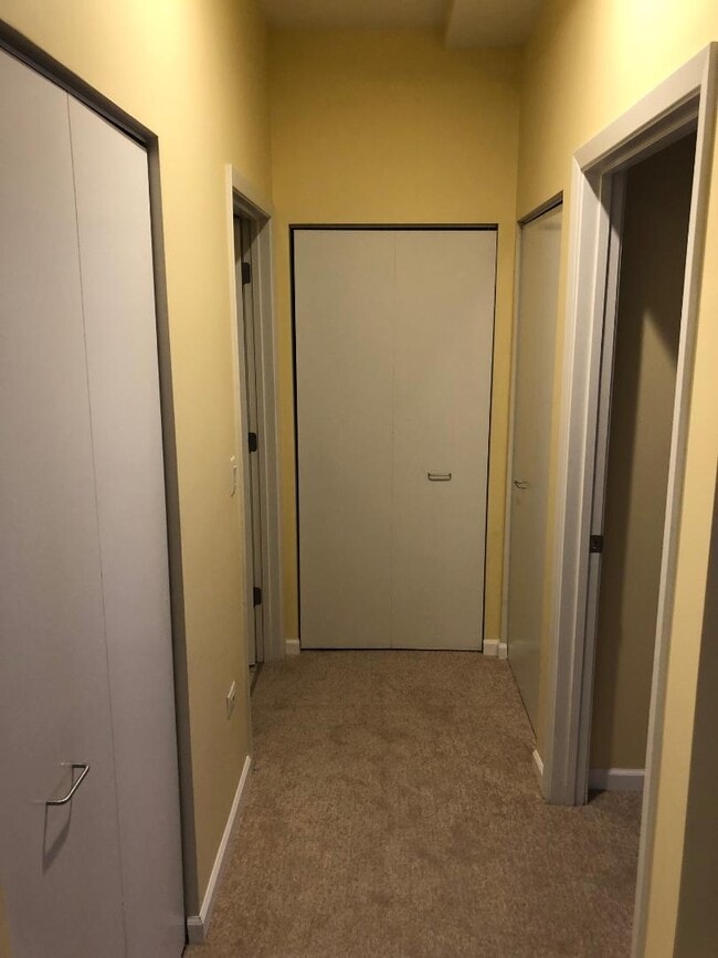 Pasillo que conduce a la lavandería y al baño dentro de la unidad. - 1236 Chicago Ave Unidad 403