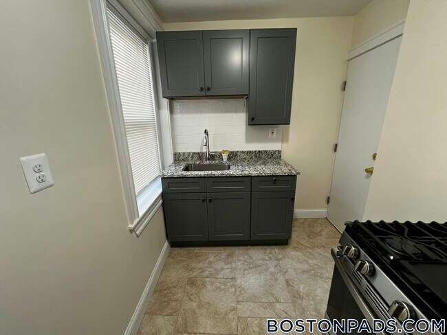 Photo - 248 Kelton St Unit 4