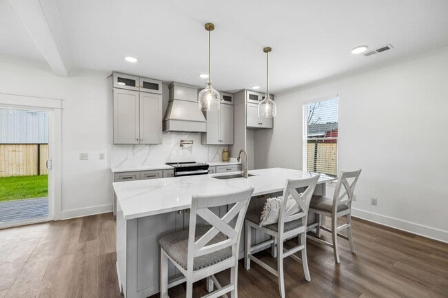 Photo - 106 N Moss Ave