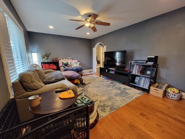 Photo - Charming 4 bedrom, 2 bathroom home with ex...
