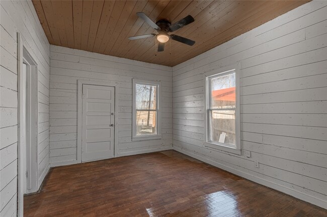 Photo - 703 Avenue J