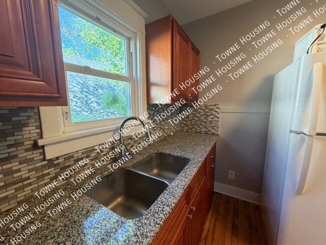 Photo - 37 Holmes St Unit Back Upper