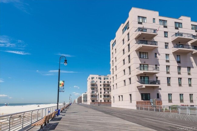 Building Photo - 100 W Broadway Unit 3J